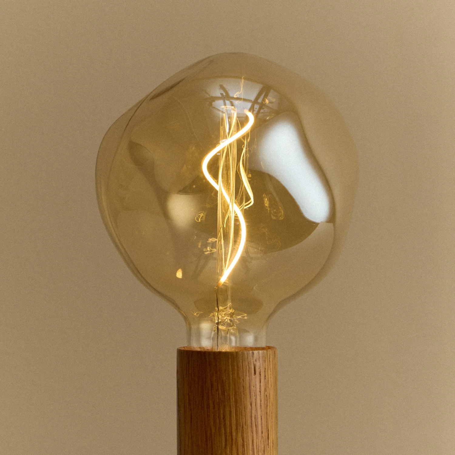 Knuckle Table Lamp in Oak + Voronoi I - Image 4