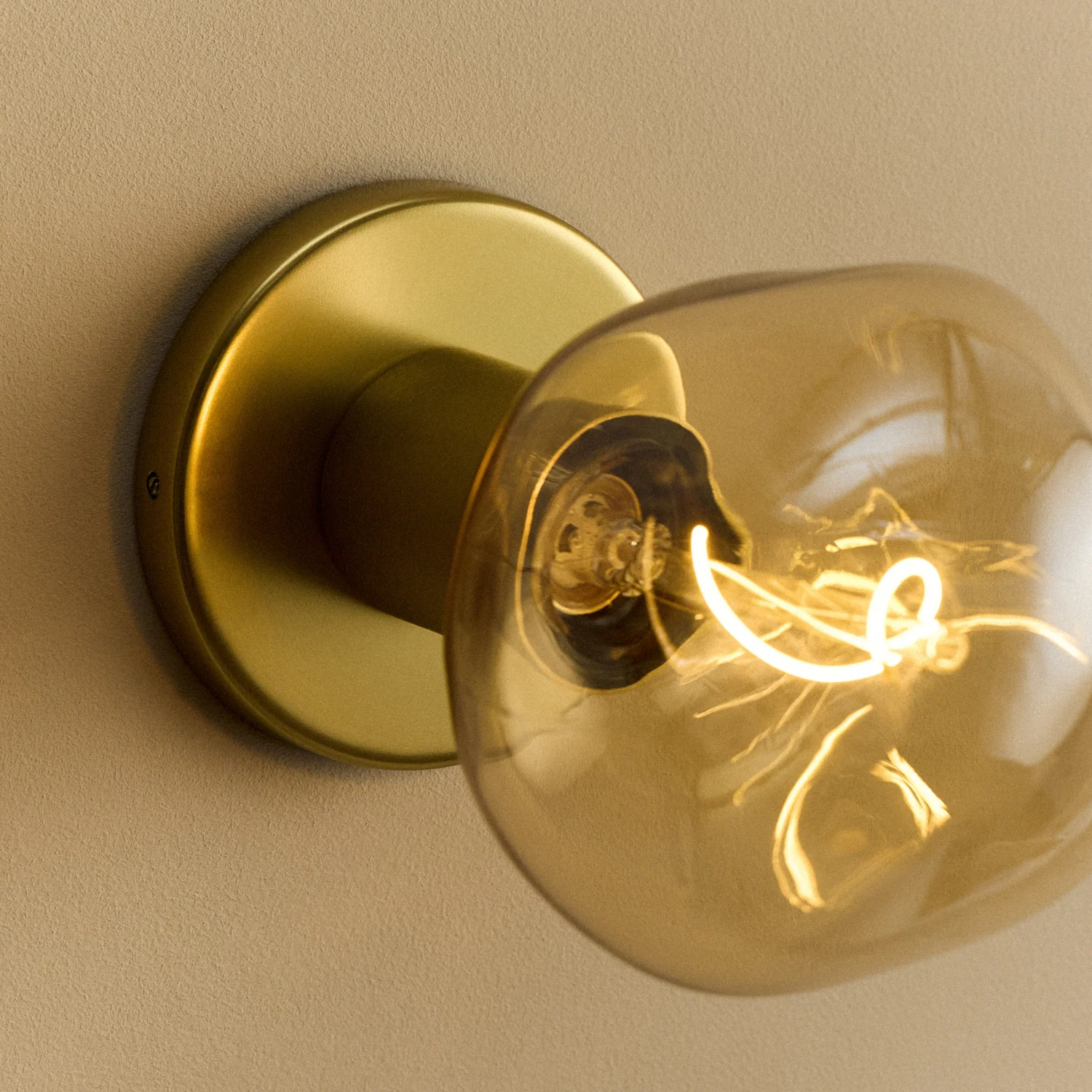 Lochan Wall Light in Brass + Voronoi I - Image 4