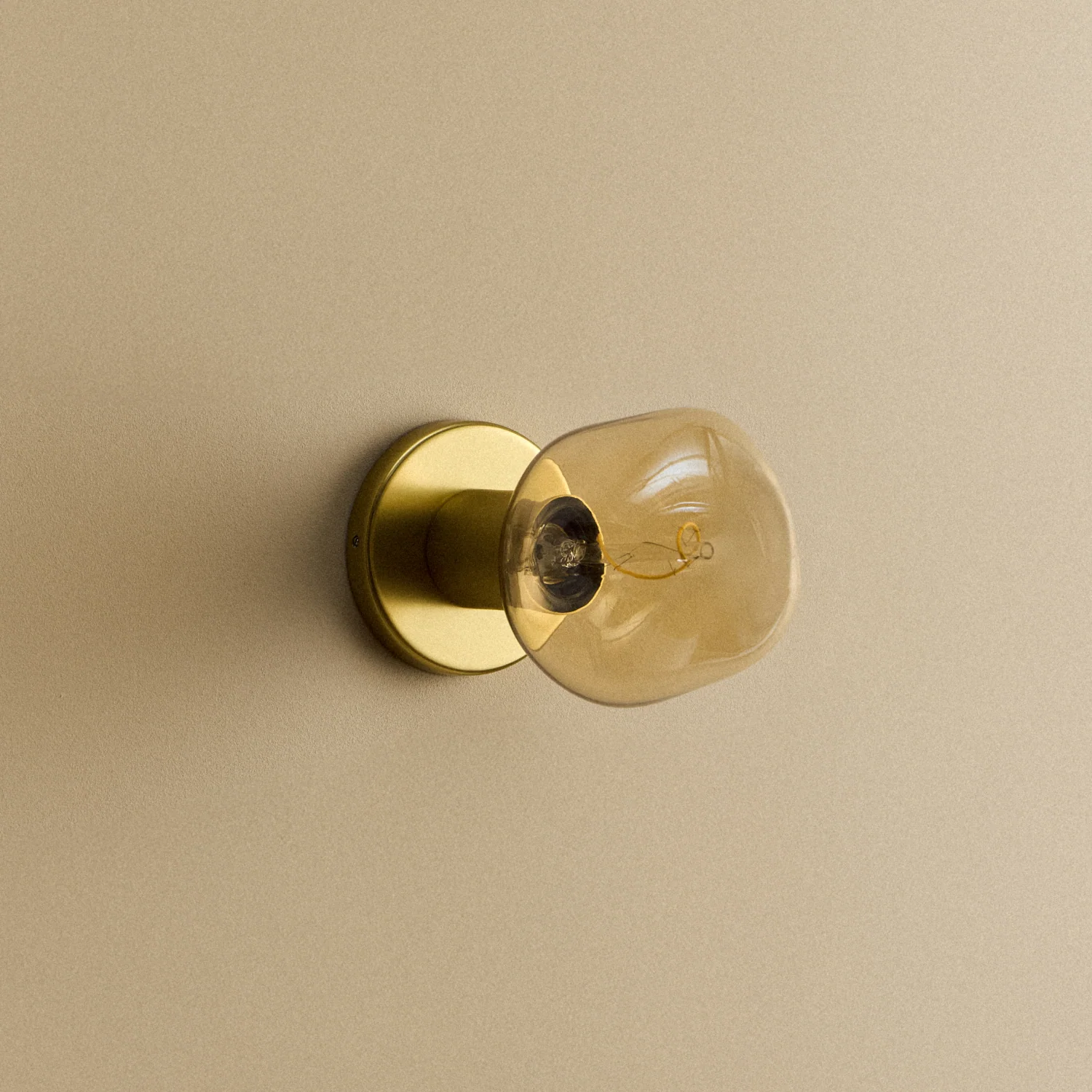 Lochan Wall Light in Brass + Voronoi I - Image 5