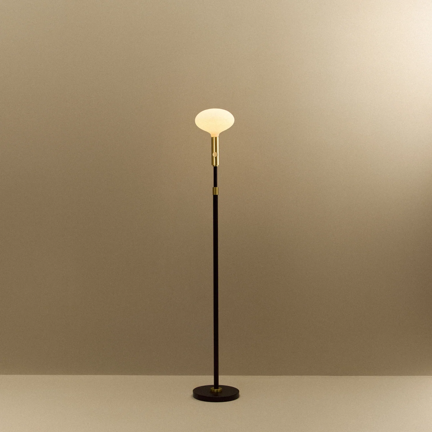 Poise Adjustable Floor Lamp in Brass + Oval II - Image 5